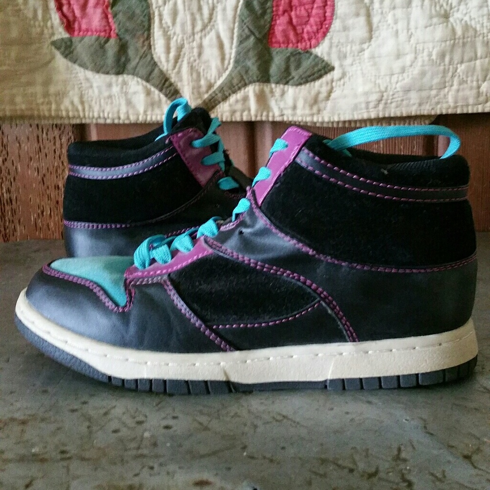 EUC high top sneakers size 7